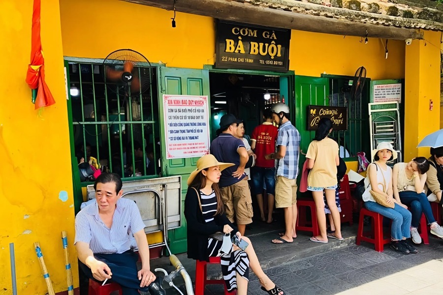 It's best to go in the evening, as you might have to wait quite a while at lunchtime