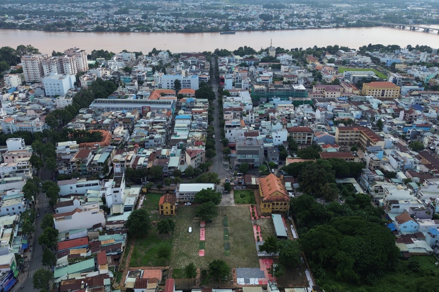 Bien Hoa is connected to Ho Chi Minh City, forming a grand metropolitan area