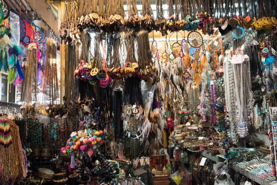 You can find high quality Cambodian local jewelry&nbsp;in Russian Market