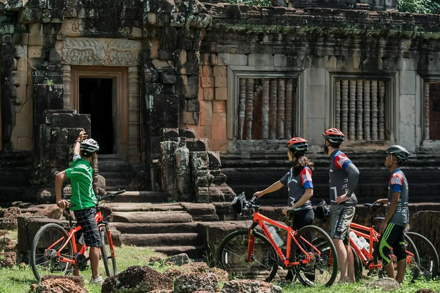 Angkor Wat cycling tour will bring you the most natural experience