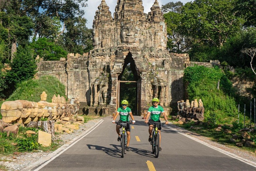 The small circuit takes you through the main temples of Angkor