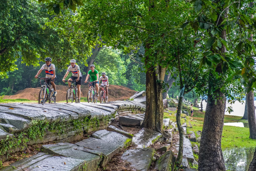 The grand circuit goes a bit farther, taking you to lesser-known temples