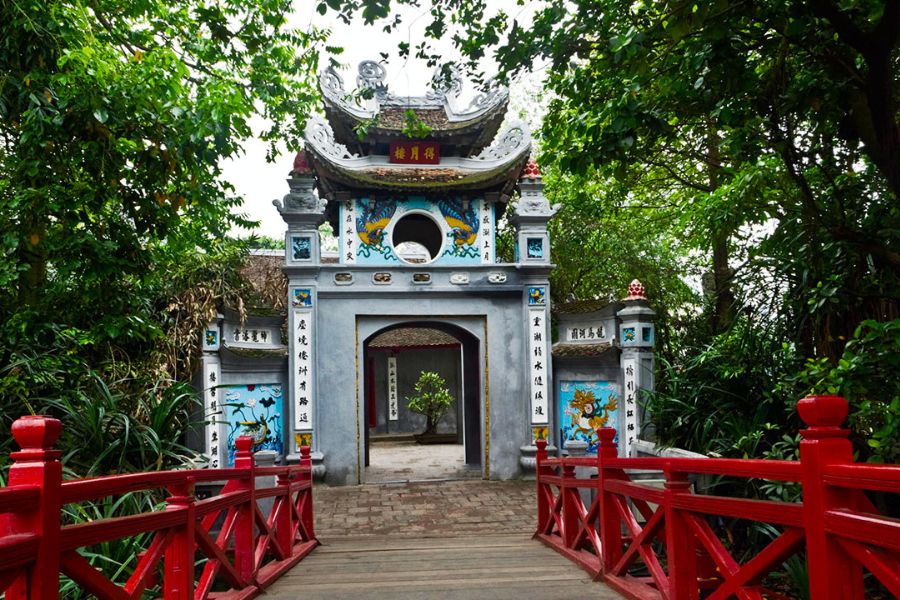 Dress modestly in temples of Vietnam