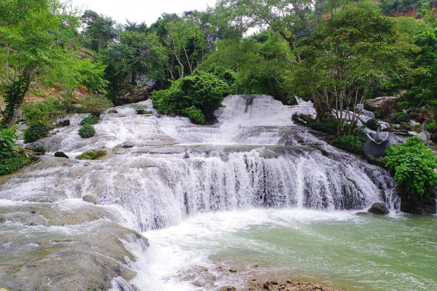 Dang Mo Waterfall has a charming beauty