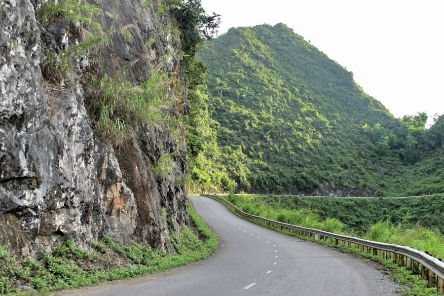 Pay attention to the mountain passes when travelling to Dang Mo Waterfall