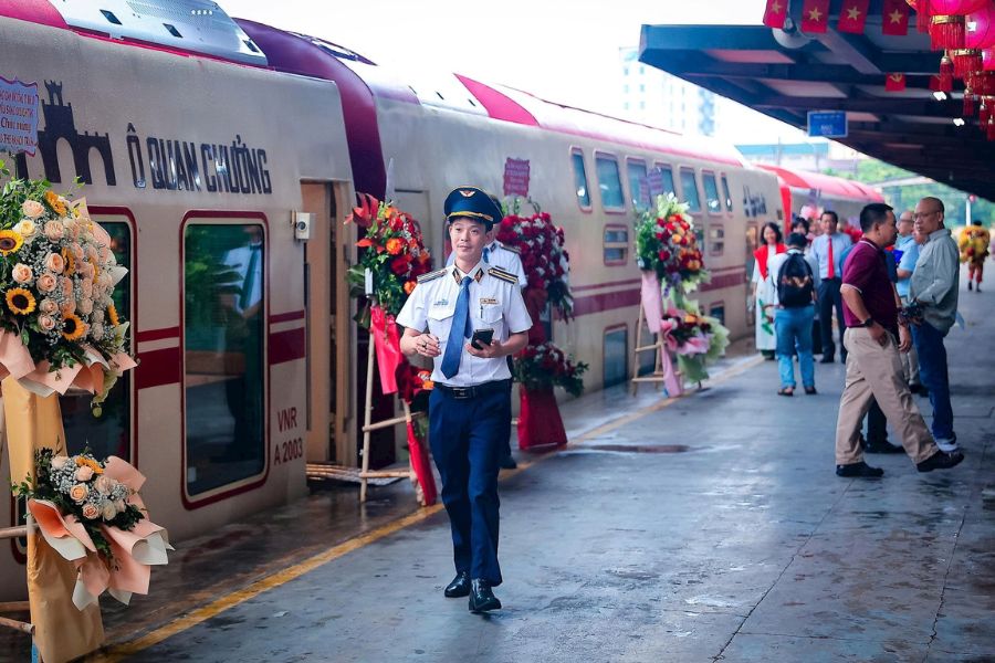The double-decker train “Hanoi Five Gates”