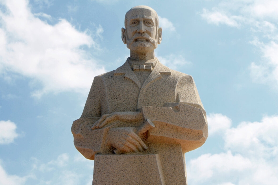 The statue of the doctor in the park