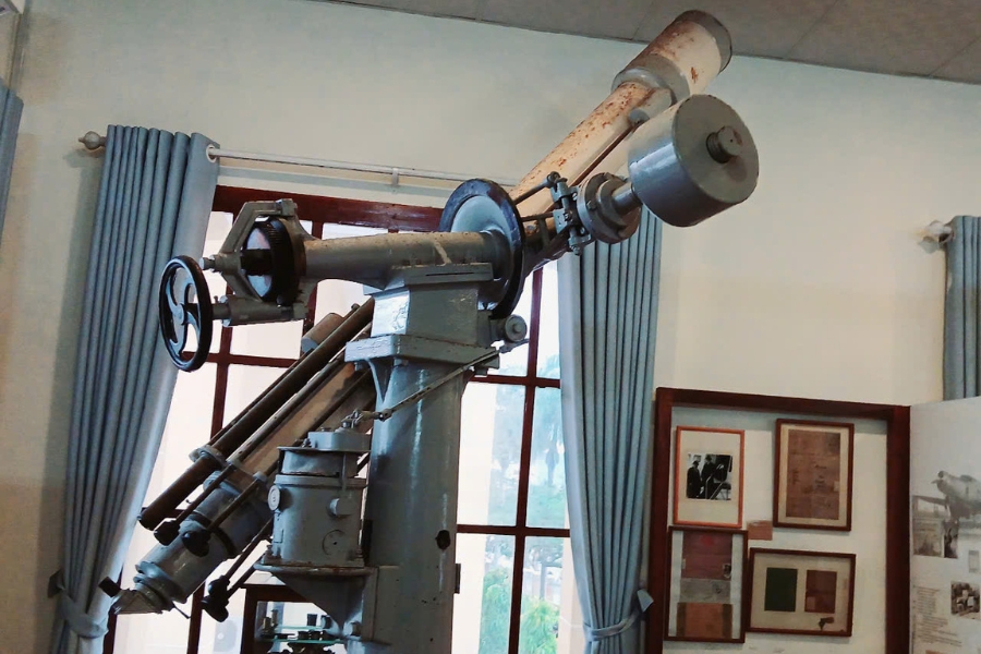 The telescope that Dr. Yersin purchased to study the weather