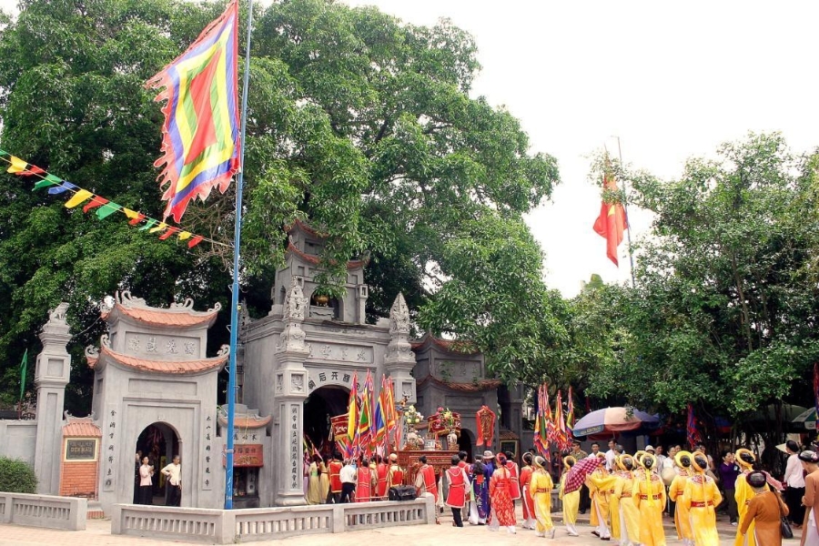 Procession of the palanquin to Mau Temple