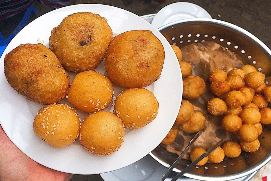 Banh ran has become a part of many Hanoians' childhoods