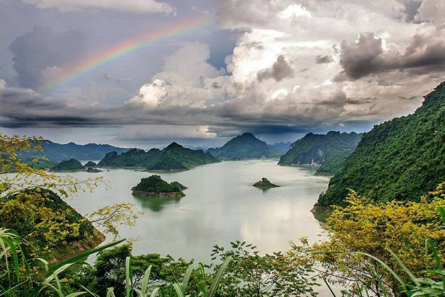 Stunning view of Hoa Binh Lake 