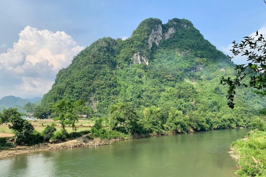 Tham Temple is surrounded by great mountains