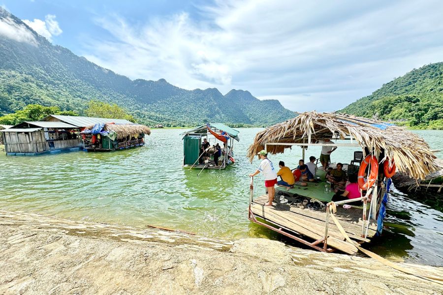 Discover picturesque mountain through boat riding on the lake