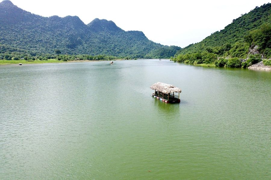 Visitors can experience fishing in the middle of the lake