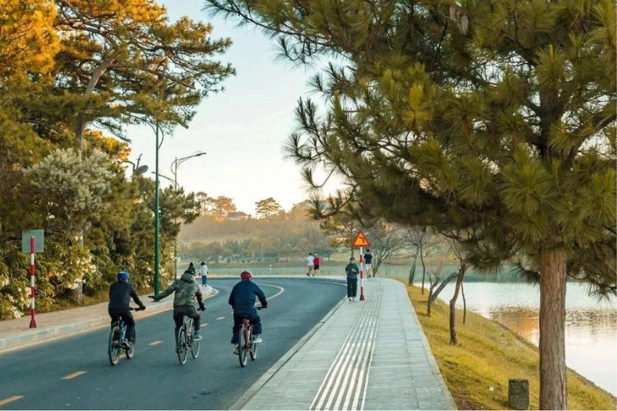 You can stroll or cycle as a refreshing way to sightsee around Xuan Huong Lake