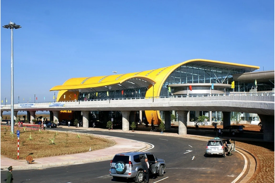 You can take a taxi or bus to travel from Lien Khuong International Airport to Xuan Huong Lake