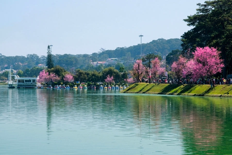 From January to April, you can see a colourful appearance of the lake