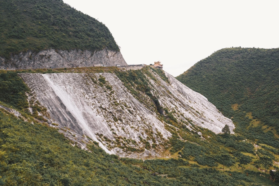 What makes Thung Khe Pass unique is its white rocky cliffs