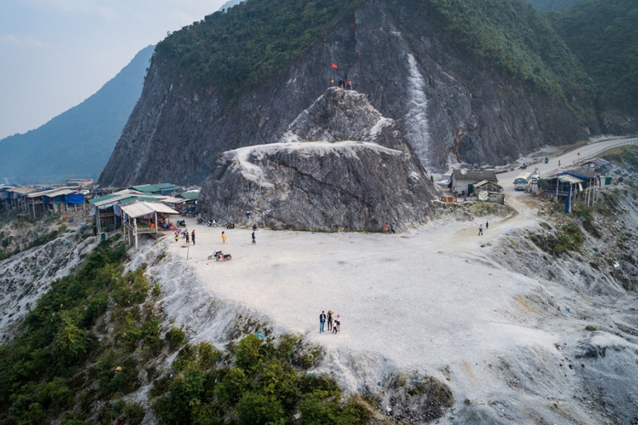 There is a spacious area jutting out where visitors can freely take photos