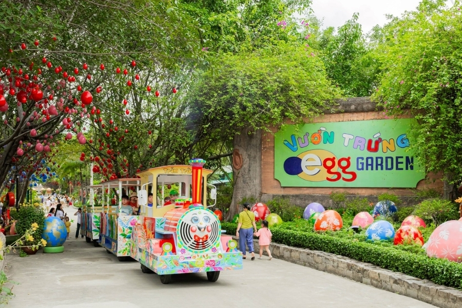 You can take the Hundred Egg Train to have an overview of the park