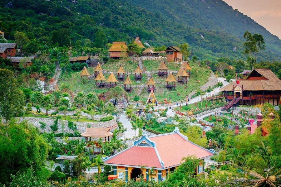 The route to the One Hundred Egg Theme Park is easy to follow