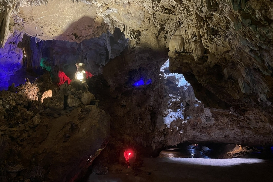 Thien Ha Cave is considered the most beautiful cave in the Trang An Landscape Complex