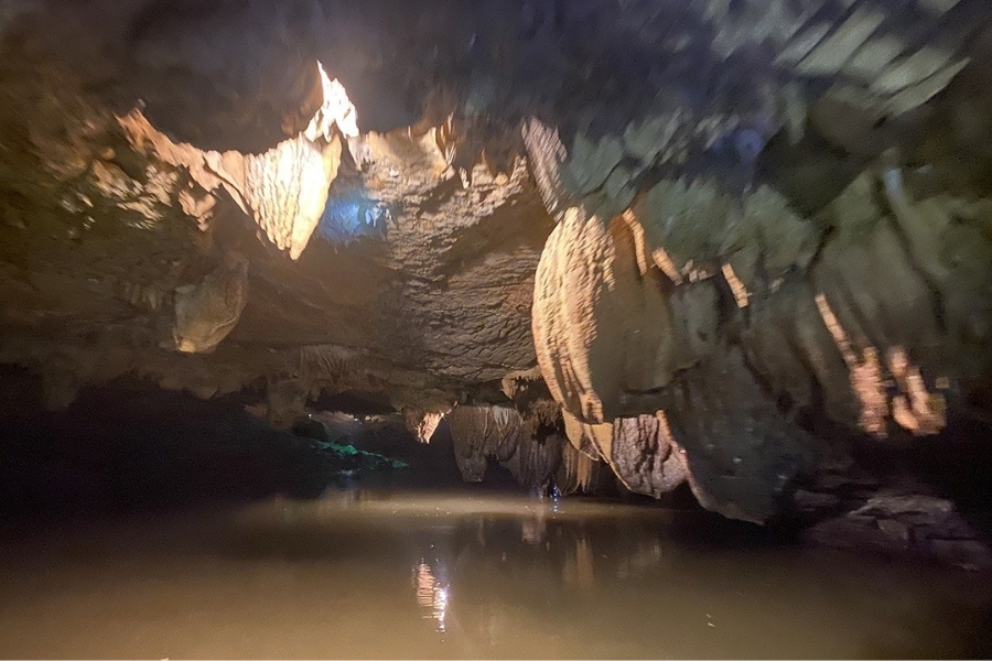 The journey into Thien Ha Water Cave is quiet yet relaxing