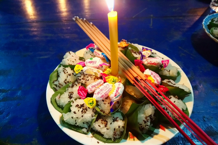 An offering tray with Bay Ben
