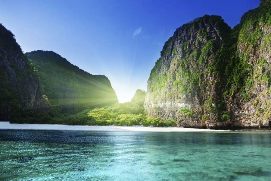 The climate on the West and East coasts of Southern Thailand is different from each other