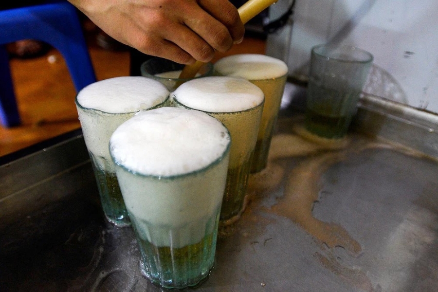 The first glasses filled with white foam poured after opening the keg are considered the best