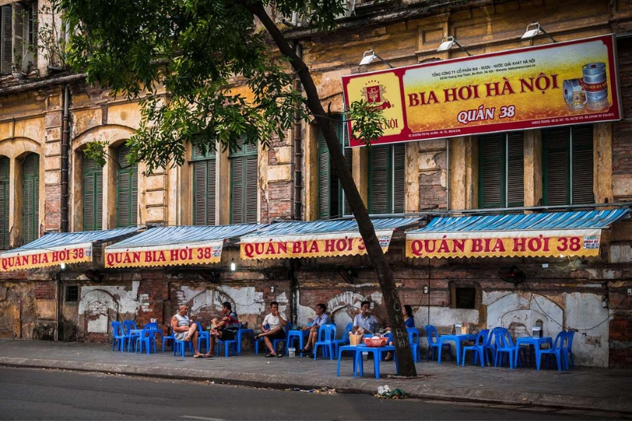 Bia Hoi stalls usually display the sign 'Bia Hoi Ha Noi'