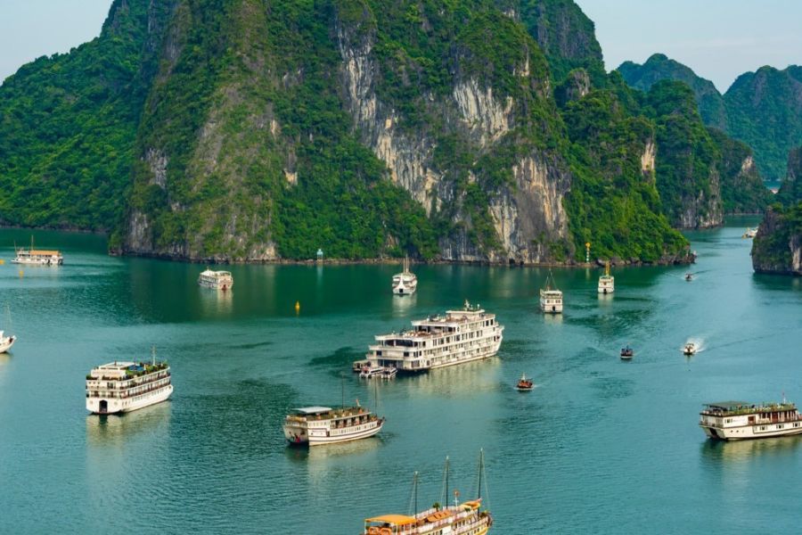 Tourists can travel to Thien Cung Cave by cruises