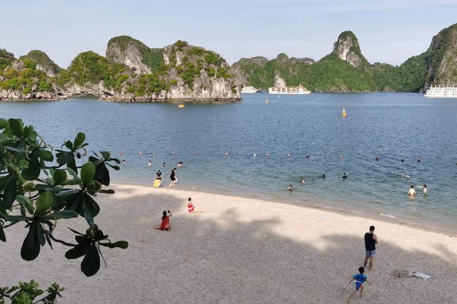Relaxing on the beach of Ti Top Island