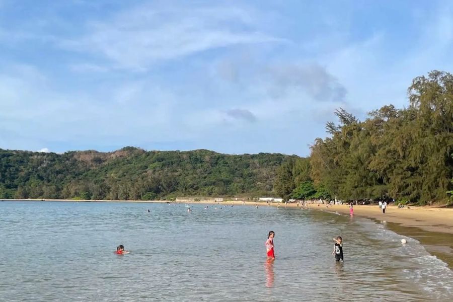 Visitors experience Bai Suoi Nong near Dam Trau beach