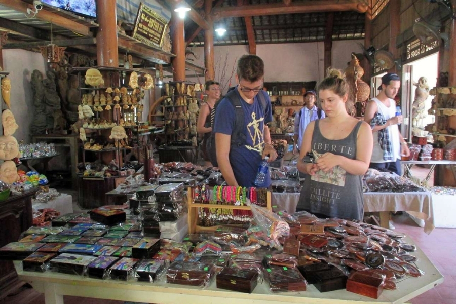 The motifs and patterns carved on each product reflect the unique cultural features of people in Hoi An