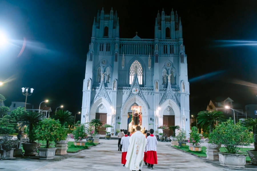 Not only locals, but also many parishioners from afar come to visit the church