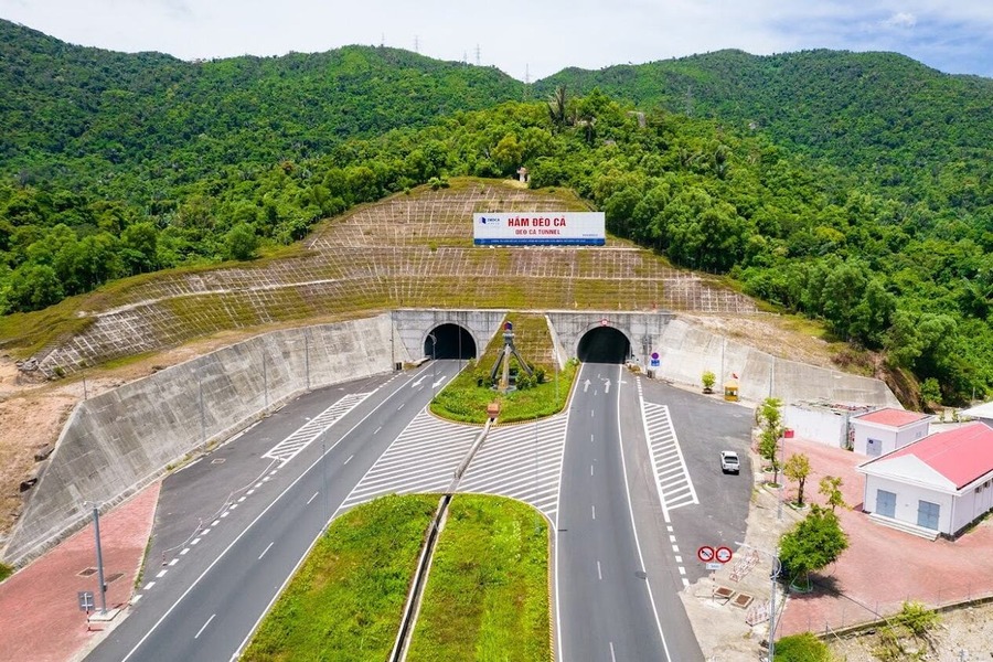 To save time and ensure safety, you can travel through the Ca Pass Tunnel