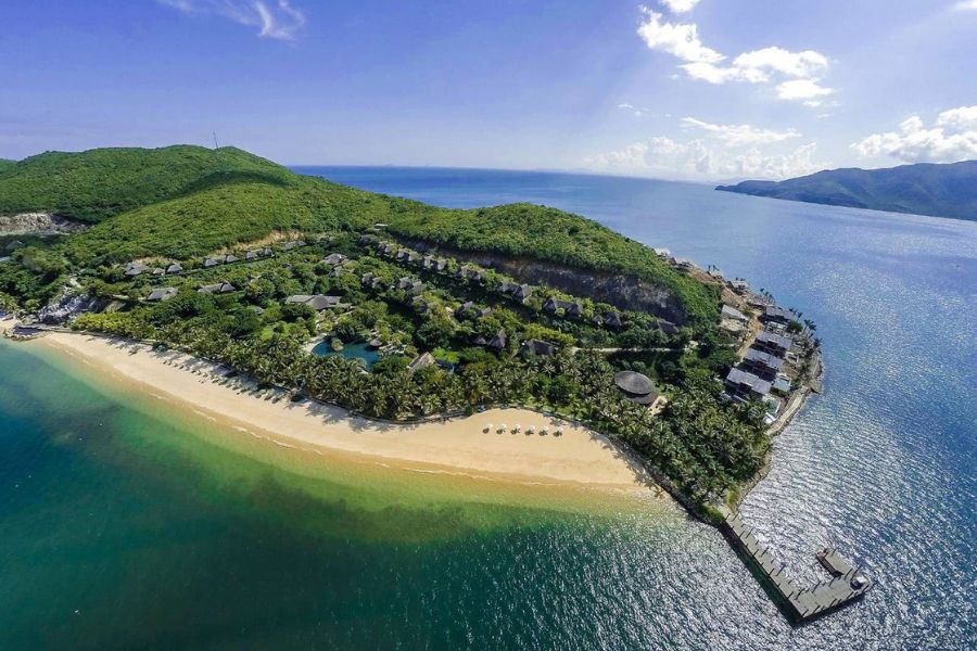 Overview of Hon Tam Island
