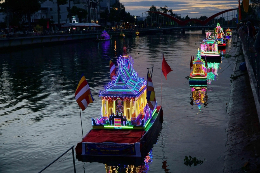 Floating lanterns shimmer on the Maspero River
