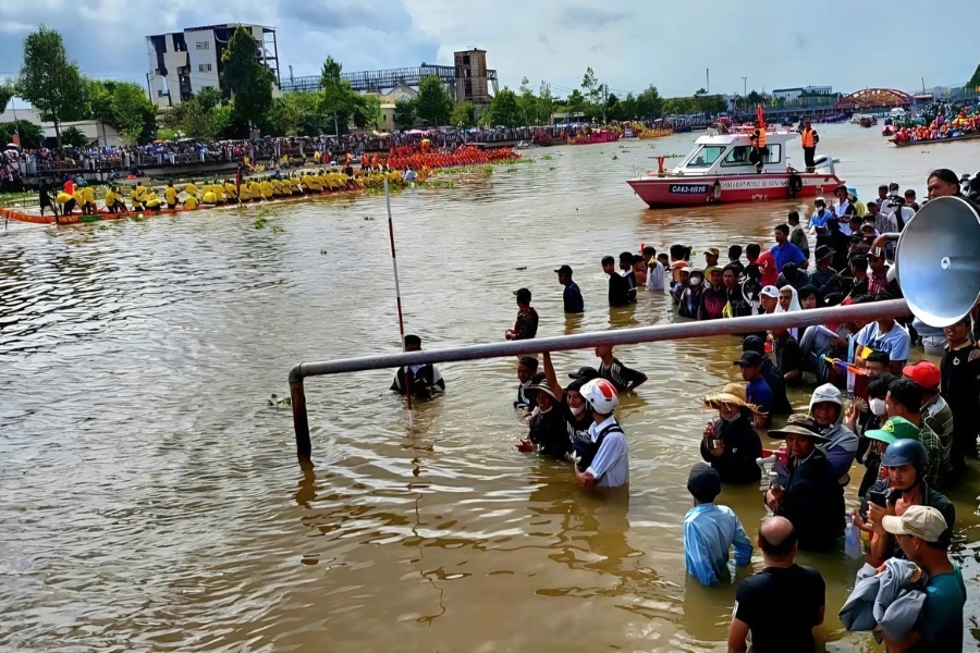 Spectators don’t hesitate to wade into the water to watch the teams compete