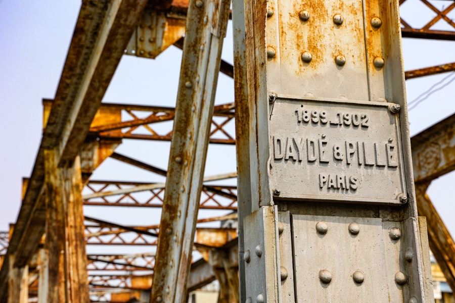 The plaque recording the construction company and the year the bridge was built