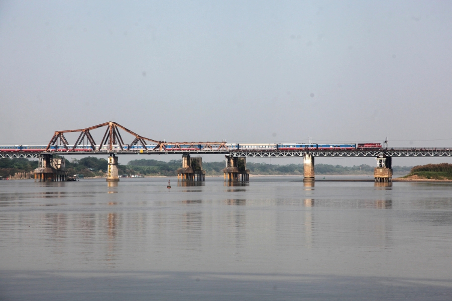 The bridge connects the railway line from Hanoi Station to areas outside the capital