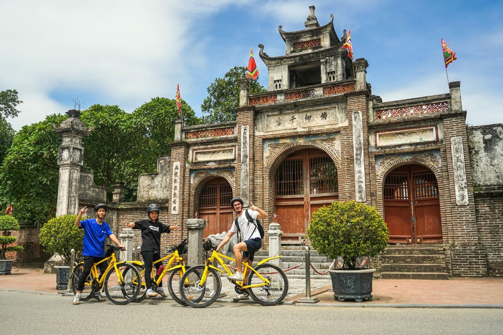 Explore Vietnam traditional villages by bicycle