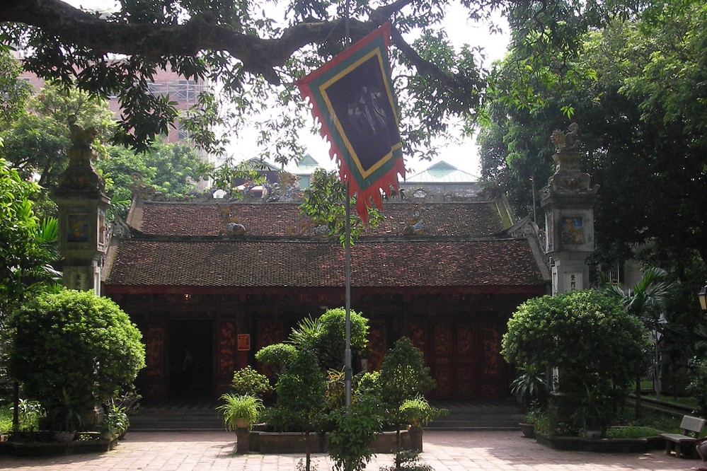 A daily view from the temple behind the gate. Source: Wikimedia Commons