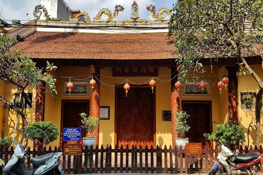 Bach Ma Temple is a sacred symbol in the beliefs of the Hanoi people. Source: iVIVU
