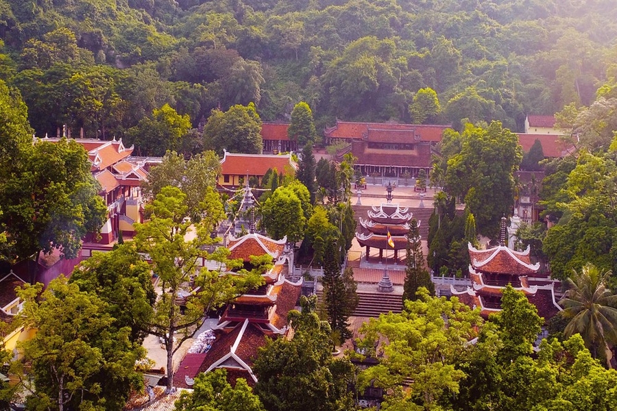 Beautiful view of Perfume Pagoda complex from above. Source: Wecheckin