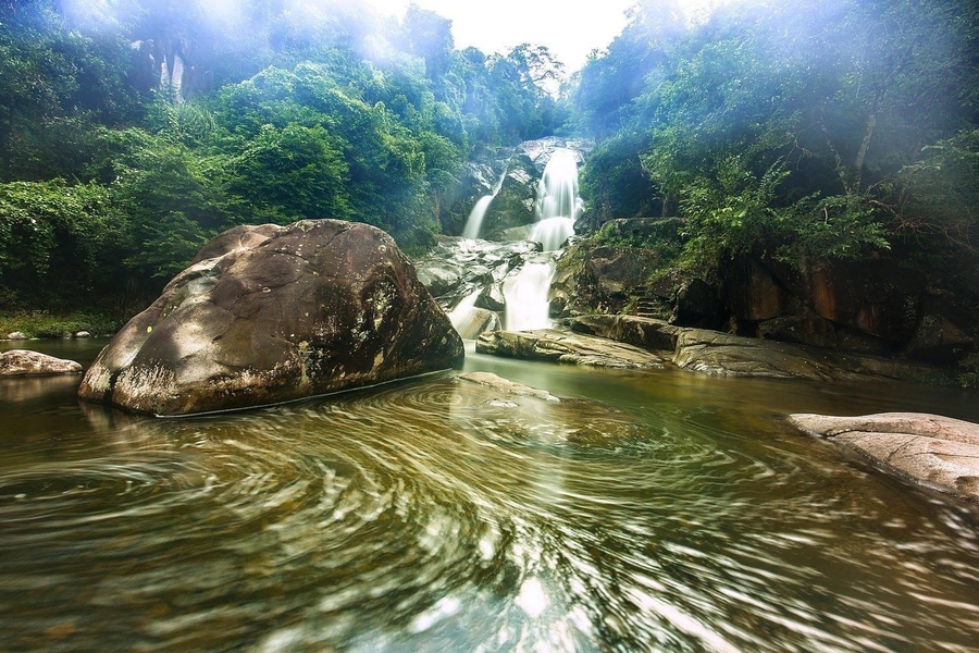 Khe Van Waterfall is an unexplored natural treasure of Quang Ninh. Source: Vinpearl
