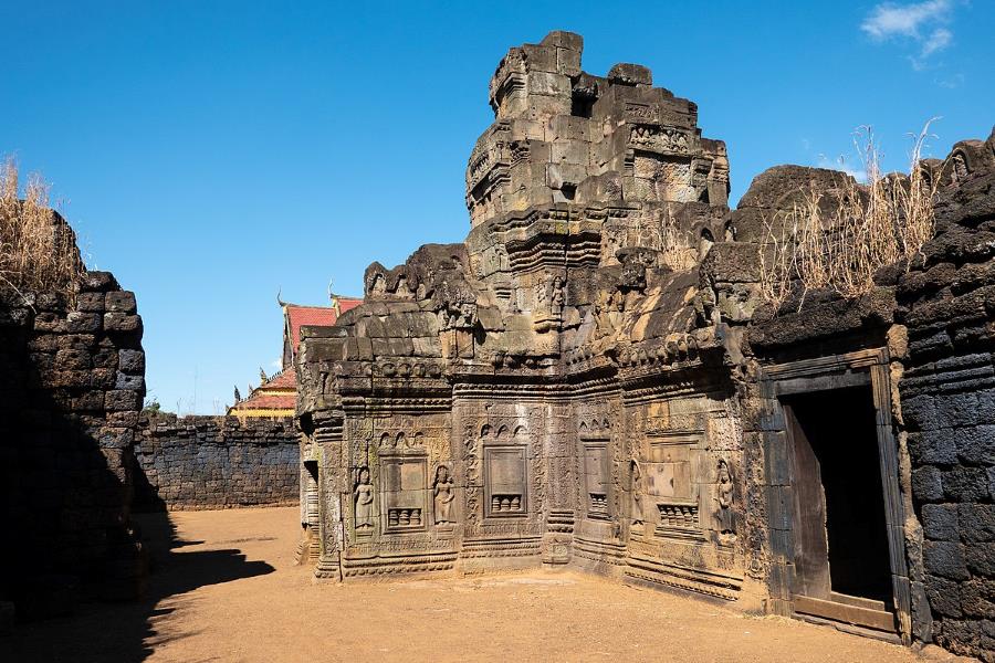 On the edge of town is Wat Nokor, part of the ancient Banteay Prey Nokor temple complex