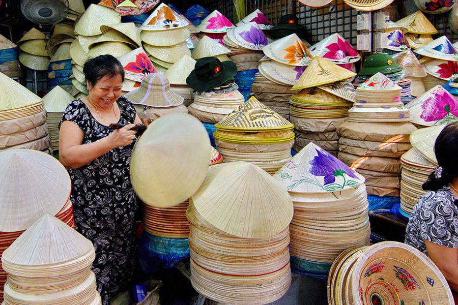 Traditional Handicrafts Dong Ba market 