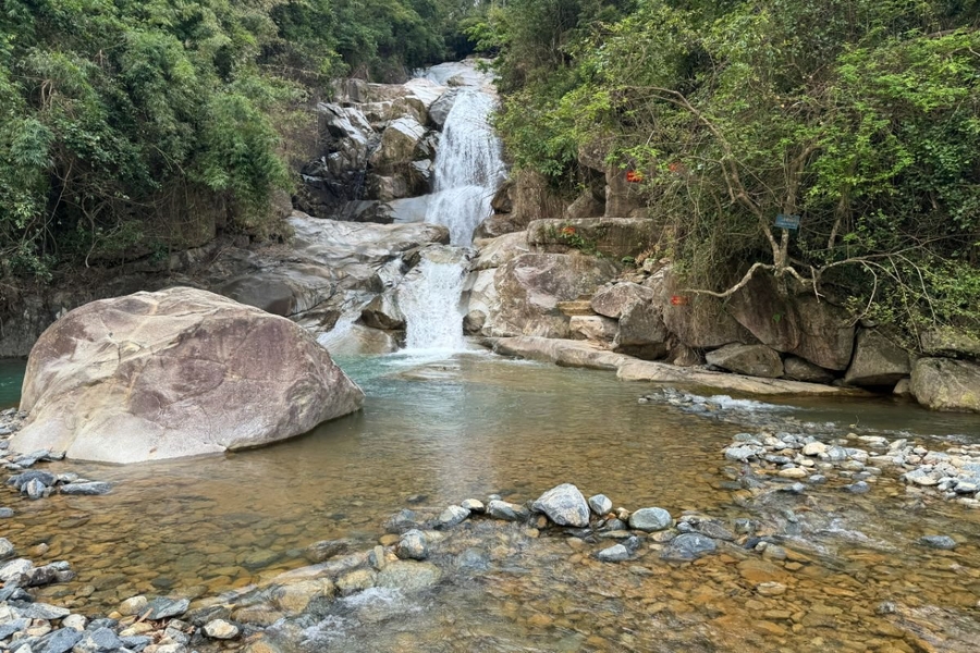 For the time being, Khe Van Waterfall still retains its wild beauty. Source: Crystal Bay
